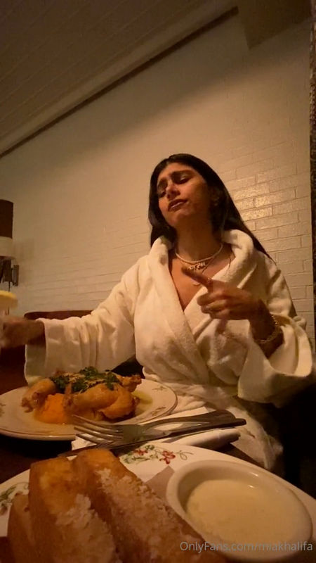 Onlyfans: Mia Khalifa Making Hotel Dinner Topless (FullHD) - 2024