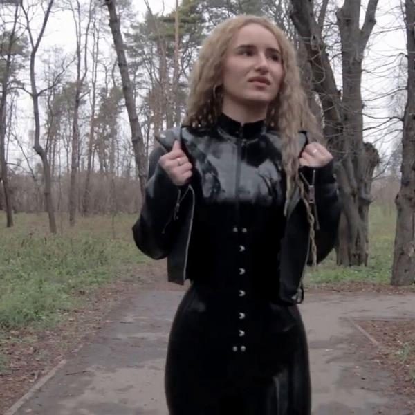 Julia Black Latex Catsuit Walk [HD 720p] 2024
