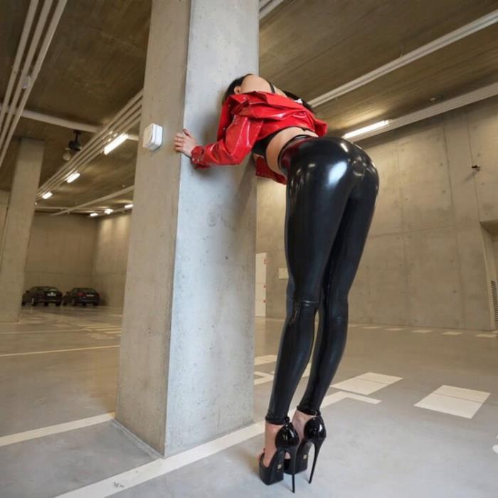 SuperMolly Walk In Latex In The Parking Lot (HD 720p) - MyLatexBabe - [2024]