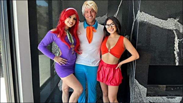 DAPHNE HELPS VELMA FIND HER GLASSES WITH FREDS BIG COCK - Cheerleader Kait And Cami Strella - [PornHub] (FullHD 1080p)