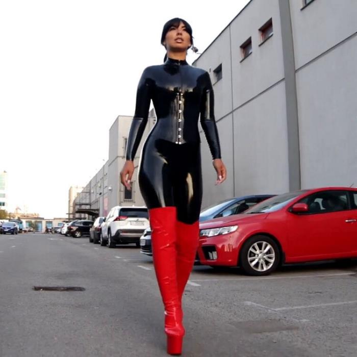 Yulia Latex In The Parking Lot (HD 720p) - MyLatexBabe - [2024]