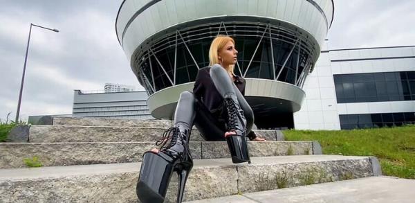 Kseniya Blonde Walking In Leather Leggings [SD 626p] 2024