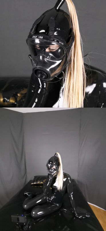 Vickydevika - Fingering With Full Face Mask, Part 1 Of 2  In Dual Lens View (UltraHD/4K 2336p) - Onlyfans - [2025]