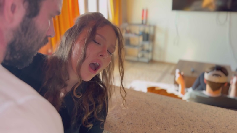 Муж играет в игры, жена дает в жопку его другу / Wife cheats on husband with best friend while he plays VR helmet
