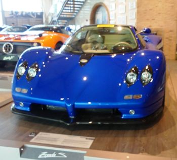 Pagani Zonda S (2000) Walk Around