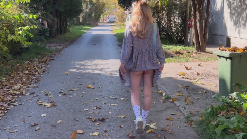 Зачем Няша призывно задирала платье / I controlled her sex toy on the street and fucked her hard