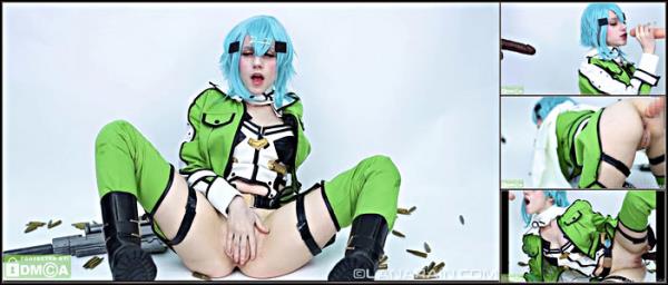 Role Play, Cosplay Lana Rain Sinon Double Penetration Spit Roast - [ManyVids] - 2025 (HD 720p)
