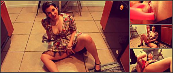 Pin Up, Smoking Aveymoon Mommy Cums In The Kitchen For You - [ManyVids] - 2025 (HD 720p)