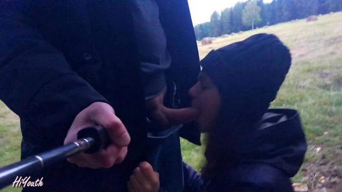 Cutie Gives a Blowjob On An Autumn Field : HiYouth