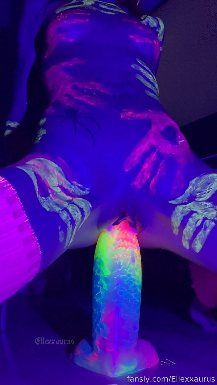 Ellexxaurus - UV light and paints feels so trippy I loveee it and the dildo is huge  Watch XXX Online 2K