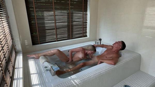 Shared a Bath With My Roommate HungryKittty [Onlyfans] (FullHD 1080p)