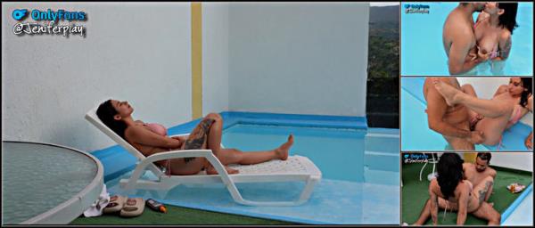 Jenifer Play Ll - Dos HOMBRES Intentan Seducirme En La Piscina Del Hotel y Termino Dandoles Mi CULO Jeniferplay - [PornHub/Onlyfans] - 2025 (FullHD 1080p)