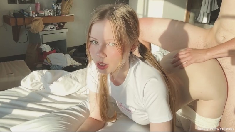 У юной мачехи случился секес в номерах / Stepson came to his stepmother to fuck her in a shared hotel room