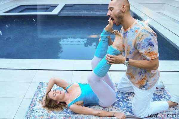 Aderes Quin - Stretch Her Soles