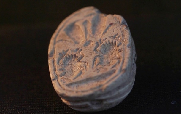 В Израиле трехлетняя девочка нашла 3800-летнюю печать на раскопках