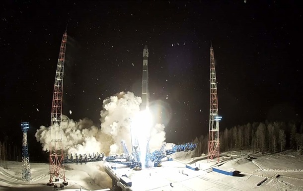 Российские военные спутники выпустили в космосе загадочный объект