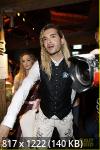 bill-kaulitz-marc-eggers-pack-on-the-pda-oktoberfest-09.jpg